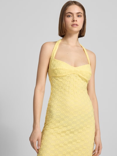 Vrouwenmodel draagt nauw aansluitende dames midi-jurk model 'MARIKO' van Bardot, materiaalmix met katoen, halter, Nahaufnahme Oberkörper.