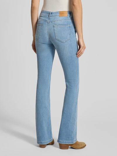 Kobiece modelka nosi Flared Jeans mit 5-Pocket-Design od Review, jasnoniebieski jeans, delikatnie rozciągliwy materiał, widok z tyłu całościowy.