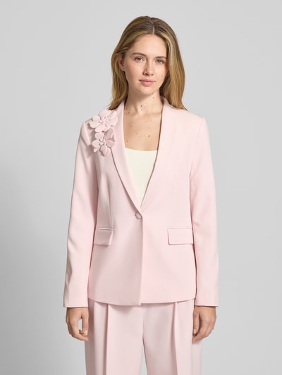 Frauenmodel trägt Regular Fit Blazer mit floralen Applikationen von Christian Berg Woman Selection, Elastischer-Material-Mix, Reverskragen, Knopf, helle Pastellfarbe, glatte Struktur, Ganzkörperansicht von vorne.