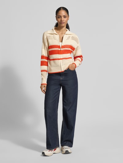 Vrouwenmodel draagt Cardigan mit Umlegekragen und Reißverschluss van Jake*s casual van puur katoen met regular fit, rode en beige strepen, ritssluiting, ruglengte maat S 52 cm, mouwlengte maat S 56 cm, geheel van voren.