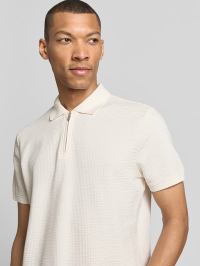 Männermodel trägt Regular Fit Poloshirt mit Strukturmuster von MCNEAL in hellem Farbton, Reißverschluss, Baumwoll-Mix, Nahaufnahme Oberkörper.