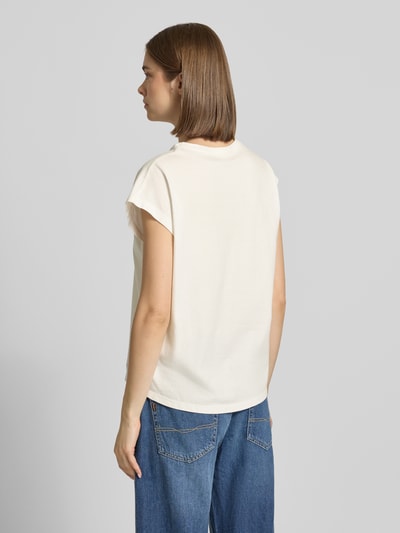 Vrouwenmodel draagt Regular Fit T-shirt uit puur katoen model 'MINA' van Pepe Jeans in look: effen met ajourwerk, mesh-inzet, labelstitching, ronde hals en korte mouw, context dames T-shirt, volledig van katoen. Ganzkörperansicht Rückansicht.