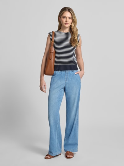 Frauenmodel trägt Wide Leg Jeans mit elastischem Bund von Brax, hellblaue Baumwoll-Mix Stretch-Jeans im Used-Look, Ganzkörperansicht von vorne