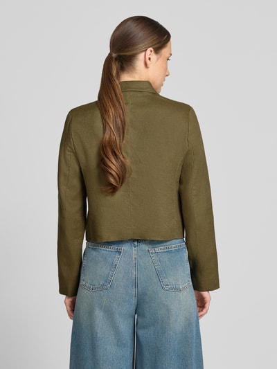 Frauenmodel trägt Blazer aus reinem Leinen Modell 'LISTELA' von Mango in Olivgrün, strukturierte Oberfläche, Regular Fit, Rückenansicht Ganzkörperansicht.