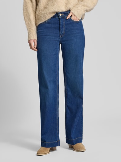 Frauenmodel trägt Wide Fit Jeans mit 5-Pocket-Design von MAC, dunkelblauer Baumwoll-Mix, lockerer Schnitt, Ganzkörperansicht von vorne.