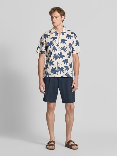 Männermodel trägt Regular Fit Freizeithemd aus Baumwoll-Mix Modell 'Klampo' von Matinique mit floralen Mustern, Kurzarm, Ganzkörperansicht von vorne.