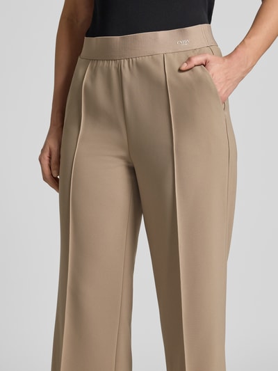 Frauenmodel trägt beigefarbene Regular Fit Culotte mit Bügelfalten Modell 'CAMERON' von CAMBIO, Damen Culotte, Nahaufnahme Hüfte bis Oberschenkel.