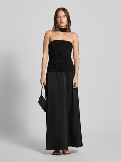 Vrouwenmodel draagt Neo Noir Avondjurk met plooien, materiaalmix met stretch, A-lijn, maxi-jurk, rugdecolleté, model 'Hamina', geheel van voren.