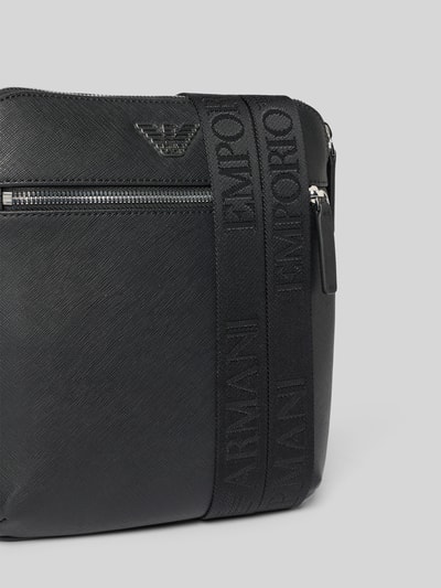 Produktfoto, Umhängetasche mit Logo-Applikation in Leder-Optik von Emporio Armani, schwarze Oberfläche, Reißverschluss, feine Struktur