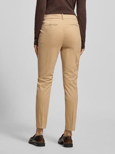 Frauenmodel trägt Stoffhose mit französischen Eingrifftaschen Modell 'DAYS' von B.Young aus Baumwoll-Elasthan-Mix in Beige, Gerader Schnitt, Gesäßtaschen, Knopf- und Reißverschluss, Stoffgürtel, Ganzkörperansicht Rückansicht