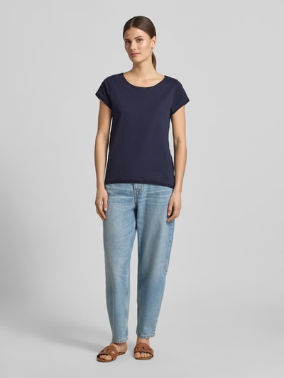 Frauenmodel trägt Damen T-Shirt mit Rundhalsausschnitt von Christian Berg Woman in Dunkelblau, Reine Baumwolle, Regular-Fit, Rollsaum, Rückenlänge 61 cm bei Größe S, Ganzkörperansicht von vorne.