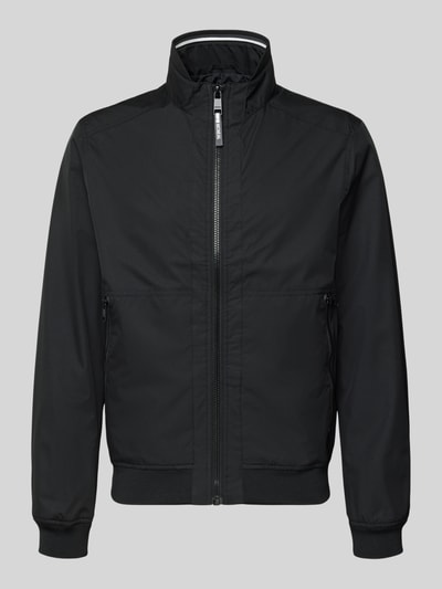 Produktfoto, schwarze Regular Fit Jacke mit Stehkragen von MCNEAL, Reißverschluss, Eingrifftaschen, elastische Abschlüsse, glatte Struktur