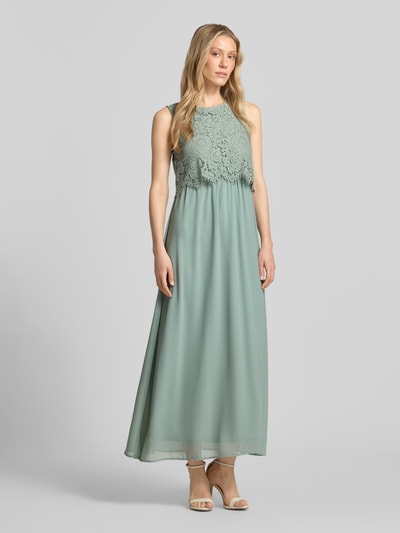 Frauenmodel trägt Maxikleid mit rückseitigem Schlüsselloch-Ausschnitt von Vila aus Baumwoll-Mix, Gerader-Schnitt, Spitze, Ganzkörperansicht von vorne.