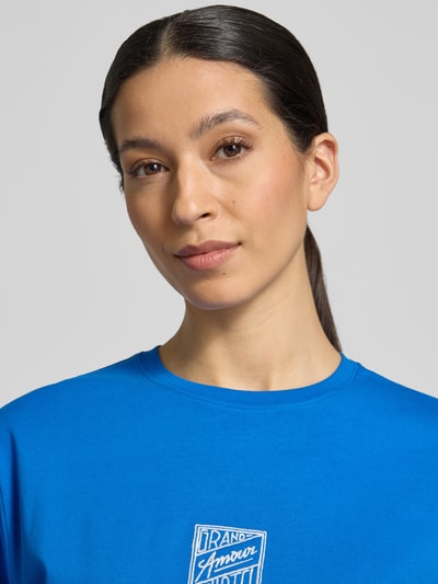 Vrouwenmodel draagt Relaxed Fit T-shirt uit puur katoen model 'BROOK SS HOTEL' van Selected Femme, look: effen, jersey, ronde hals, korte mouw, applicatie met labelstitching, Nahaufnahme bovenlichaam.