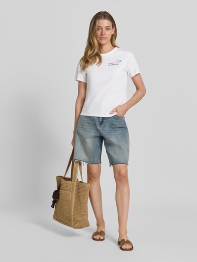 Frauenmodel trägt Damen T-Shirt mit Motiv- und Statement-Stitching Modell 'EMILIE' von MC2 Saint Barth, weiße Farbe, Reine Baumwolle, Regular-Fit, Rundhalsausschnitt, Ganzkörperansicht von vorne.