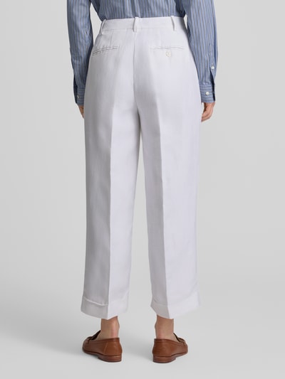 Vrouwenmodel draagt Loose Fit Stoffhose aus Leinen-Viskose-Mix Modell 'SENDON' van Lauren Ralph Lauren, uni, cropped, met riemlussen, knoop- en ritssluiting, steekzakken en achterzakken, witte kleur, rechte vorm, Ganzkörperansicht Rückansicht.