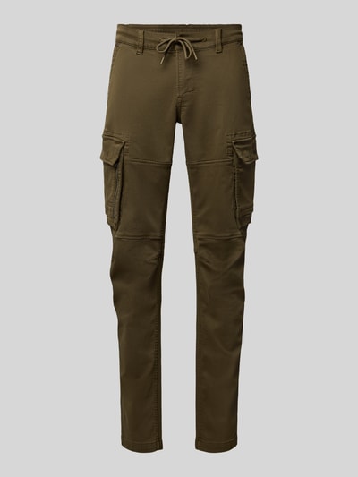 Produktfoto, Cargohose mit Pattentaschen Modell 'EXPEDIZOR' von PME Legend in Olivgrün, Skinny Fit, sichtbare Textur und Details der Taschen, glatter Hintergrund, Gürtel mit Schnürung, Knopf- und Reißverschluss, seitliche Eingrifftaschen, Gesäßleistentaschen, Größe 32/32.