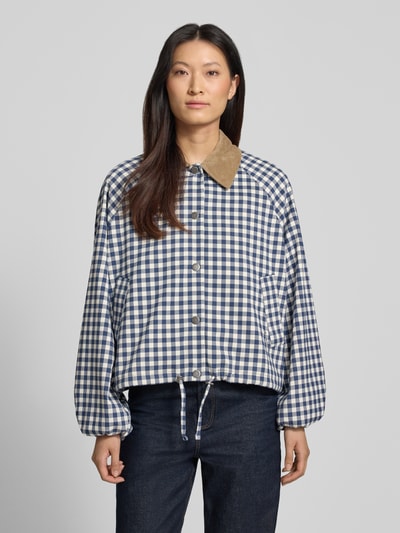 Modelka nosi bluzon Regular Fit Blouson mit Viskose-Anteil model 'OVINGHAM' od Barbour z kontrastowym kołnierzem, kratka, kobieca bomberka; widok na całą sylwetkę z przodu.