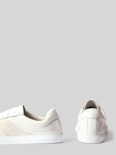 Produktfoto, weißer Sneaker aus Leder mit leicht profilierter Sohle Modell 'CPH98M' von Copenhagen, Herren, Beschichtet, Schnürverschluss, Absatzhöhe 2 cm, Schafthöhe 8 cm, Schaftweite 9 cm, seitliche und Rückansicht, glatte Textur, klare Linien.