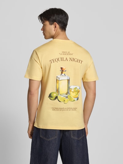 Männermodel trägt Herren T-Shirt Regular Fit T-Shirt aus reiner Baumwolle Modell 'FRED' von Only & Sons, Optik: Unifarben, Motiv-Print, Rundhals, Kurzarm, Jersey, Rückansicht Ganzkörperansicht.