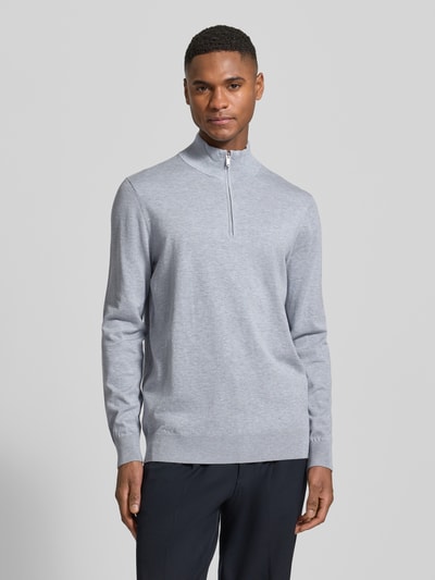 Męski model nosi Strickpullover aus Lyocell-Mix mit Stehkragen od Profuomo, jasnoszary, krój regular fit, długość tyłu M: 69 cm, długość rękawa M: 66 cm, zamek, przód, ujęcie pełnej sylwetki