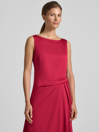 Frauenmodel trägt Cocktailkleid mit asymmetrischem Saum von Vera Mont in kräftigem Pink, taillierter Schnitt, U-Boot-Ausschnitt, Raffung an der Taille, Mittellanges Midikleid mit Rückenreißverschluss, glatte Textur, Ganzkörperansicht von vorne.