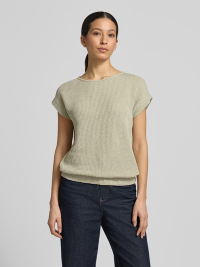 Frauenmodel trägt Relaxed Fit T-Shirt in Strick-Optik Modell 'Sofrano' von OPUS aus Baumwoll-Mix mit Rundhalsausschnitt, elastischem Bund, Rückenlänge 56 cm bei Größe 36, dezentes Beige, strukturierte Oberfläche, Ganzkörperansicht von vorne.