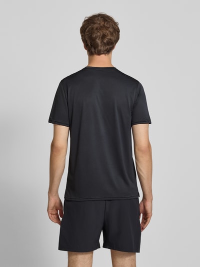 Männermodel trägt Funktionsshirt mit Rundhalsausschnitt und Logo von New Balance, czarny, krój regular fit, Długość tyłu w rozmiarze M: 69 cm, Ganzkörperansicht Rückansicht.