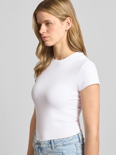 Frauenmodel trägt T-Shirt mit Rundhalsausschnitt von REVIEW aus Baumwoll-Elasthan-Mix im Slim-Fit, Damen T-Shirt, Seitenansicht, Ganzkörperansicht von vorne, Rückenlänge bei Größe S 51 cm