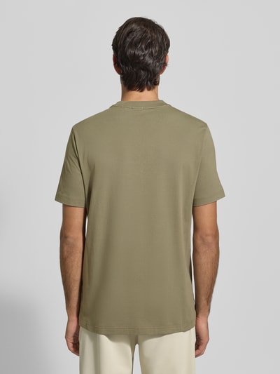 Męski model nosi Regular Fit T-Shirt aus Baumwoll-Mix od BOSS Green, jednolity kolor, krótki rękaw, okrągły dekolt, widok całej sylwetki od tyłu.