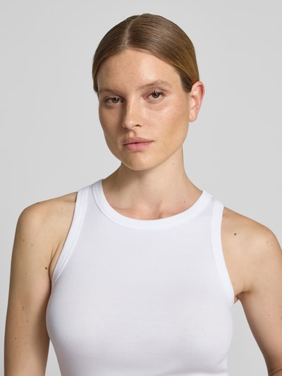 Frauenmodel trägt Slim Fit Tank Top aus Baumwoll-Mix Modell 'FRAGOLA' von MAX&Co., weiß, glatte Struktur, Nahaufnahme Oberkörper.