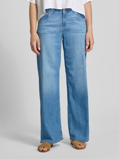 Frauenmodel trägt Wide Leg Jeans aus Baumwoll-Mix Modell 'STYLE.MAINE' von Brax in Denim-Optik, klassische 5-Pocket-Details, hellblaue Farbe, Knopf und verdeckter Reißverschluss, Label-Applikation aus Metall, Gürtelschlaufen, glatte Textur, Passform Wide-Leg, Ganzkörperansicht von vorne.