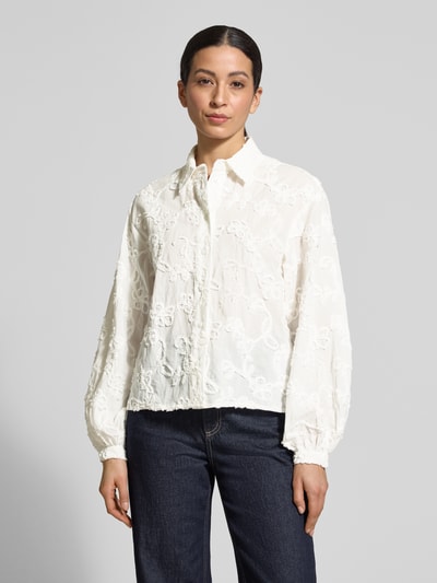 Frauenmodel trägt Regular Fit Bluse mit Stitchings von JAKE*S STUDIO WOMAN aus reiner Baumwolle mit Hemdblusenkragen, Knopfleiste, Ganzkörperansicht von vorne.