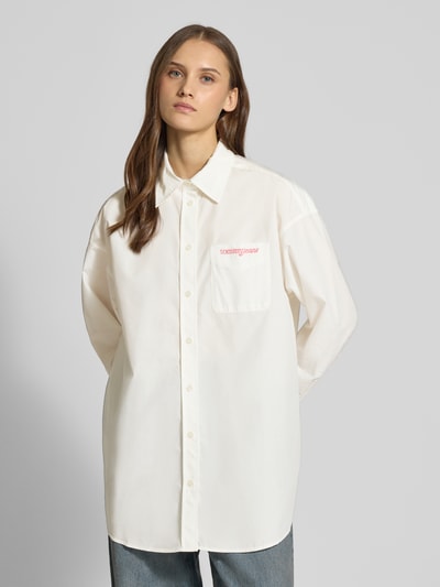 Frauenmodel trägt Oversized Hemdbluse aus Baumwoll-Mix von Tommy Jeans, Optik: Unifarben, Popeline, Label-Schriftzug, Ganzkörperansicht von vorne.