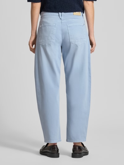 Männermodel trägt Wide Fit Jeans im 5-Pocket-Design Modell 'Danni' von MAC, jasnoniebieski kolor, bawełniana elastyczna tkanina, Szerokość w rozmiarze 36: 40 cm, długość nogawki wewnętrznej w rozmiarze 36: 72 cm, Ganzkörperansicht Rückansicht