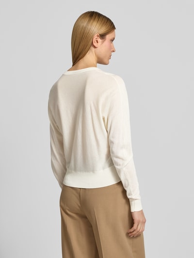 Männermodel trägt kardigan rozpinany z mieszanki wiskozy o kroju regular fit, model 'Desela' od OPUS, okrągły dekolt, listwa guzikowa, długość tyłu 54 cm, długość rękawów 52 cm; jasny beż, gładka tekstura, widoczne miękkie dzianinowe wykończenie. Ganzkörperansicht Rückansicht.