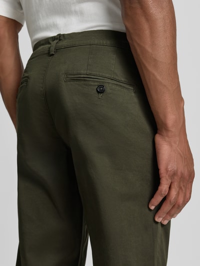 Mężczyzna nosi Slim Fit Chino aus Baumwoll-Mix Modell 'MILES' von Selected Homme, efekt: jednolity kolor, mieszanka bawełny, wpuszczane kieszenie z tyłu, detal z guzikiem, szlufki na pasek, krój slim fit, zdjęcie: zbliżenie na tył