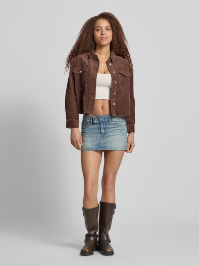Frauenmodel trägt Boxy Fit Cordjacke aus reiner Baumwolle Modell 'MARINA-ENY LIFE' von Only, braun, unifarben, Ganzkörperansicht von vorne