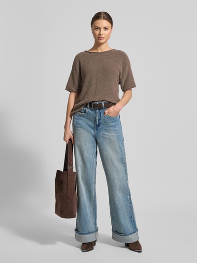Vrouwenmodel draagt Boxy Fit Pullover uit katoenmix-badstof van Marc O'Polo, look: effen, boxy fit, ronde hals, korte mouw, rolzoom, volledige lichaamsvoorzijde.