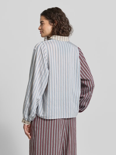 Frauenmodel trägt Relaxed Fit Bluse aus Lyocell-Mix von Jake*s Casual mit Allover-Look, Hemdblusenkragen und verdeckter Knopfleiste, gestreiftes Muster in Blau, Weiß und Rot, Blusenstoff mit glatter Textur, Rückenlänge 60 cm, Ärmellänge 63 cm bei Größe 38, Ganzkörperansicht Rückansicht.