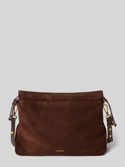 Produktfoto, Handtasche aus echtem Leder Modell 'Lidia' von Coccinelle in Dunkelbraun, Logo-Detail, strukturierte Oberfläche, Überschlag, abnehmbarer Schulterriemen, Hauptfach, Maße 36x28x12 cm, Schulterriemen 110 cm.
