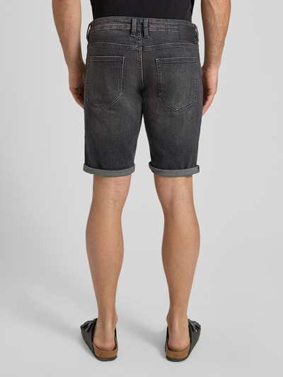 Männermodel trägt Regular Fit Jeans Bermudas aus Baumwoll-Mix von Tom Tailor, Denim-Optik in Grau, 5-Pocket-Design, Ganzkörperansicht Rückansicht.