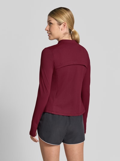 Frauenmodel trägt Slim Fit Jacke mit Zweiwege-Reißverschluss Modell 'Sense' von aim'n in Dunkelrot, glatte Struktur, Ganzkörperansicht Rückansicht. Rückenlänge 28 cm, Schulterbreite 36 cm, Brustweite 35 cm.