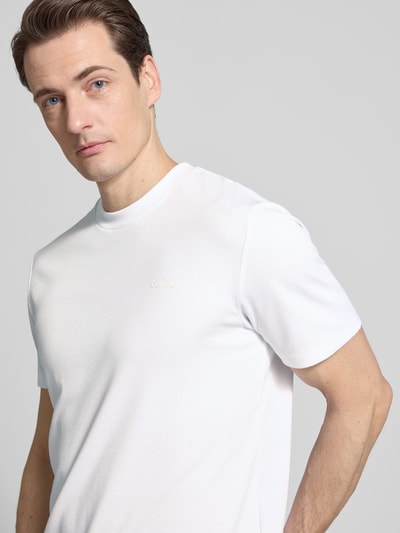 Männermodel trägt weißes T-Shirt mit Rundhalsausschnitt von CK Calvin Klein, aus Baumwoll-Mix, Regular Fit, Nahaufnahme Oberkörper.