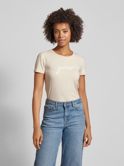 Guess T-shirt z nadrukiem z logo model ‘CARRIE’ Beżowy melanż 4