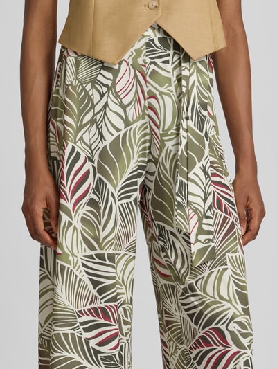 Frauenmodel trägt Wide Fit Hose in verkürzter Passform von MORE & MORE mit floralem Allover-Print, Nahaufnahme Oberkörper.