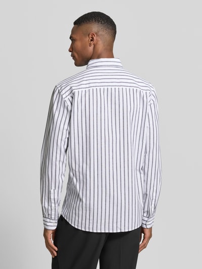 Männermodel trägt Slim Fit Freizeithemd aus reiner Baumwolle von MCNEAL, weiß mit schwarzen Streifen, Langärmelig, Rückenansicht. Rückenlänge 74 cm, Schulterbreite 44 cm, Ärmellänge 65 cm, Button-Down-Kragen, durchgehende Knopfleiste, abgerundeter Saum.