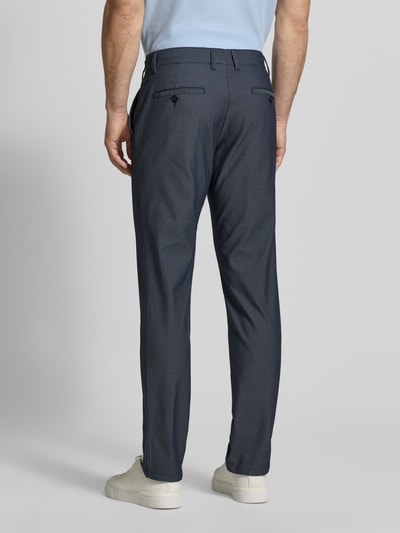 Męski model ma na sobie Straight Fit Hose aus Baumwoll-Mix von Christian Berg Men, fakturowany wzór, mieszanka bawełny, kieszenie z tyłu, zapięcie na guzik i zamek błyskawiczny, ganzkörperansicht rückansicht.