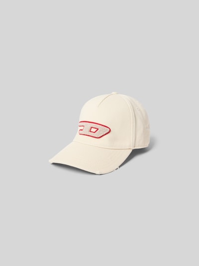 Produktfoto, Basecap mit Label-Detail von Diesel aus reiner Baumwolle, verstärkter Schirm, verstellbarer Verschluss, eingestickte Luftlöcher, cremefarben mit rotem Stickerei-Detail.