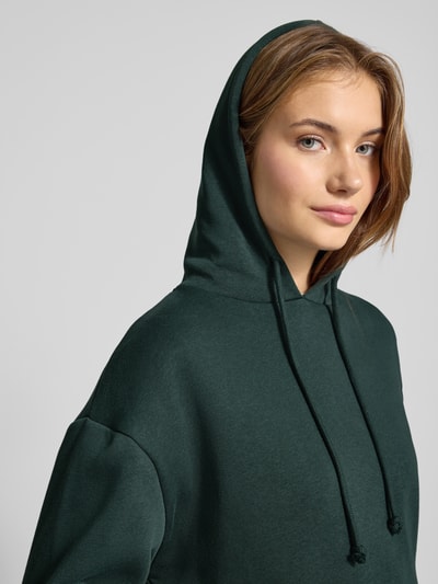 Pieces Bluza z kapturem o kroju regular fit z mieszanki bawełny model ‘CHILLI’ Ciemnozielony 3